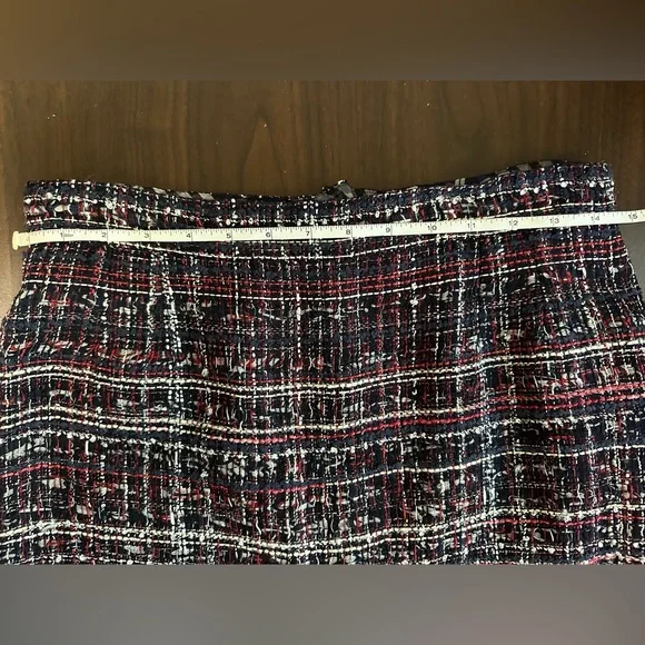 Chanel 08A Boucle Tweed Knee-Length Skirt 2008 Fall Collection by Karl Lagerfeld - Picture 13 of 16